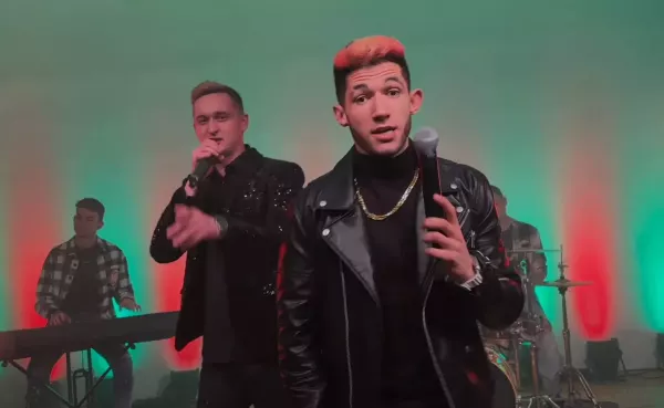 Kamil Kossakowski i Damian Gwiazdowski wkraczają na discopolowy tron - ich nowość „Bal„ już teraz podbija serca fanów! Zobaczcie przedpremierowo