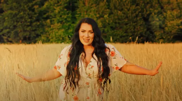 Kaszubska Influencerka – Nowa gwiazda disco polo i jej przebój „Maliny„ podbija sieć!