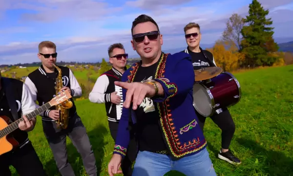 „Kochaj mnie” od Szalonego Drużby robi furorę w sieci. Ten przebój rozkręci każdą imprezę w Polsce