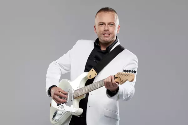 Kolejny milioner w branży disco polo! Znany wokalista może otwierać szampana?! Ten wynik wprawia w zachwyt! 