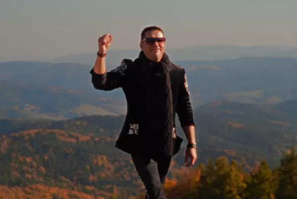 Kordian ma nowy hit „Dziewczę z gór”! Góralski teledysk zbiera w sieci same komplementy