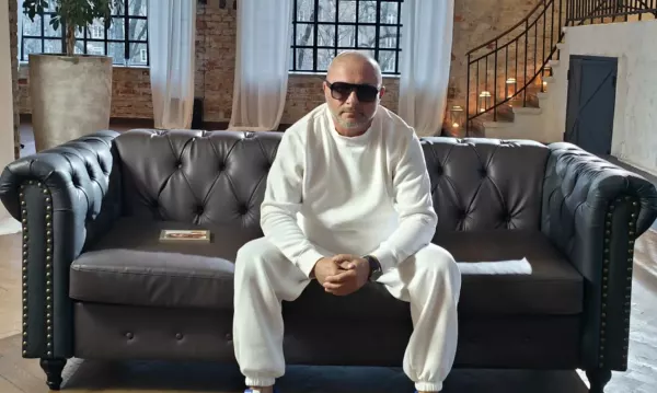 Koszmar Soniego z disco polo! Minikoparka zmiażdżyła nogę wokalisty z Radomia