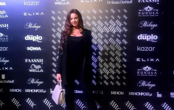 Krótka sukienka odsłoniła zgrabne nogi znanej wokalistki disco polo! Gorący widok rozpalił wyobraźnię fanów do czerwoności!