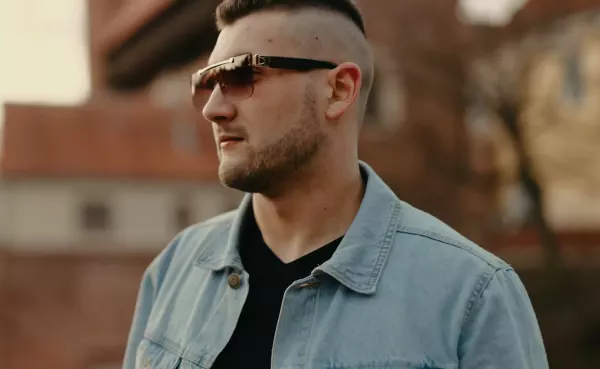 Krzysztof Stryjewski z premierą „Ona tańczy, ja wariuję”. Nowy klip już w sieci
