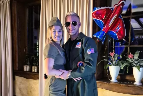Kto ma najpiękniejszą żonę w disco polo? Kuba Urbański pokazał Ewelinę w mundurku pilotki