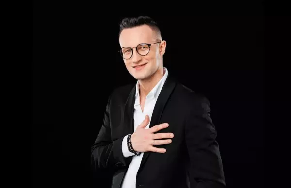 Polały się łzy?! Kuba Urbański z zespołu Playboys wzrusza fanów balladowym wykonaniem hitu zespołu Bayera!

