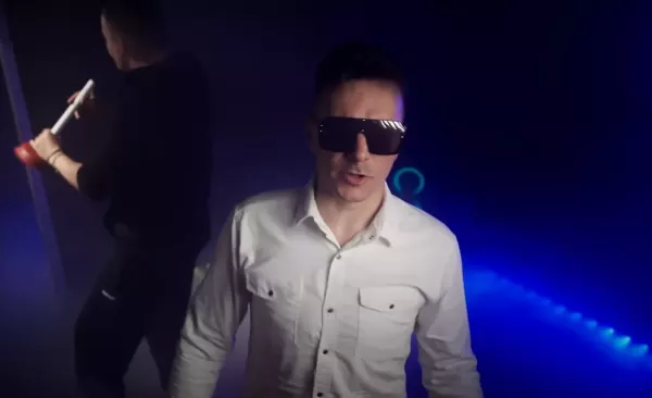Loverboy: Mistrz tworzenia przebojów! „Podbijaj świat„ wkręca Polaków!