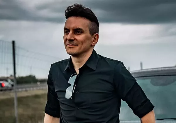 Loverboy opuścił Polskę na rzecz greckich plaż! Oto jak wokalista disco polo spędza wakacje!

