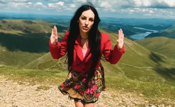 Ludzie oszaleli na punkcie „Oj Dana Dana". Paulina Basa podbija disco polo folkowym singlem