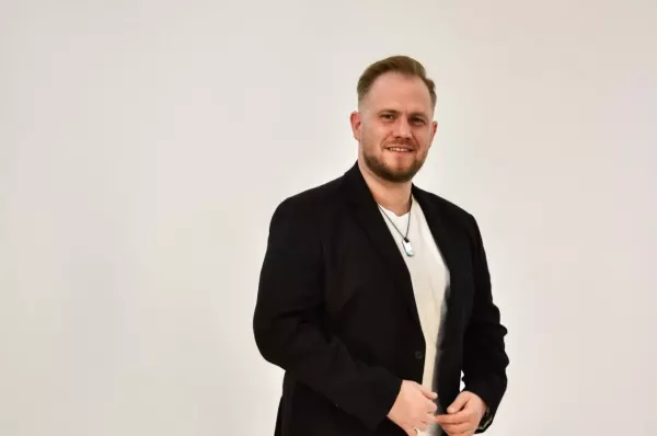 Łukasz Mycka stworzył PoZmroku po stracie żony. Teraz wydał „Tego lata (Tylko z Tobą)"