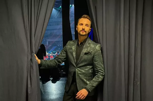 Maciej Smoliński - prezenter Polo TV, który zrobił karierę w muzyce! Zobaczcie jego genialny występ na żywo prosto ze Zgierza! | VIDEO
