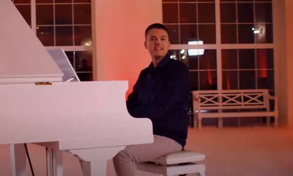 Maciek Kasprzyk i jego nowa produkcja pt. „Będę Obok Ciebie„! Niezwykła premiera!