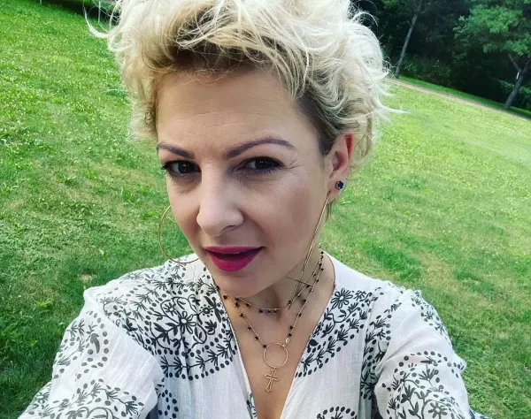 Magdalena Narożna Piękni i Młodzi na ustach wszystkich! Gwiazda disco polo zachwyca głębokim dekoltem!