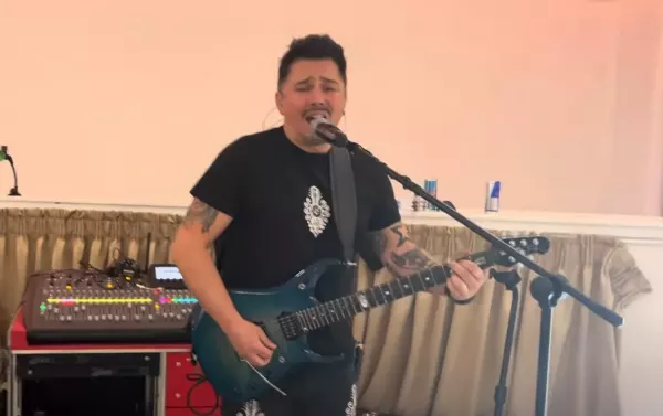 Magik Band zaskakuje! Uwielbiany zespół w kultowym hicie ”Jolka Jolka pamiętasz” sprawia, że ciarki przechodzą