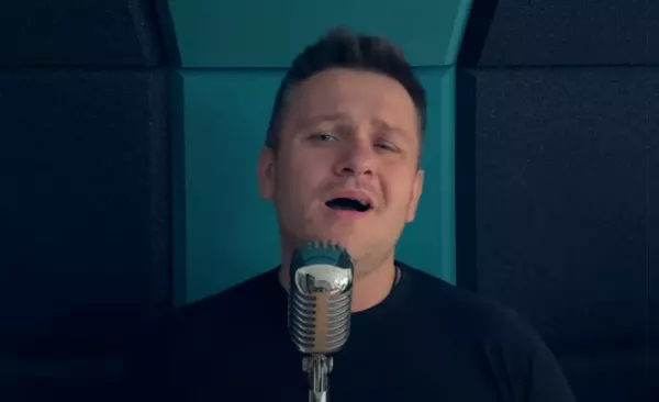 ”Mamo” zespołu Akcent w nowej wersji Arka Kopaczewskiego. To nagranie chwyta za serce