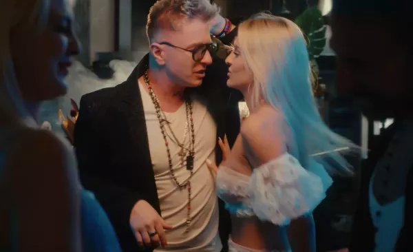 Markus P i piękna blondynka w nowym klipie. „Latino" rozpala parkiety