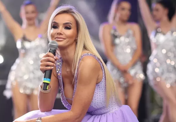 Mega głęboki dekolt gwiazdy disco polo na scenie! Zobaczcie jak ubrała się na scenę Monika Chwajoł