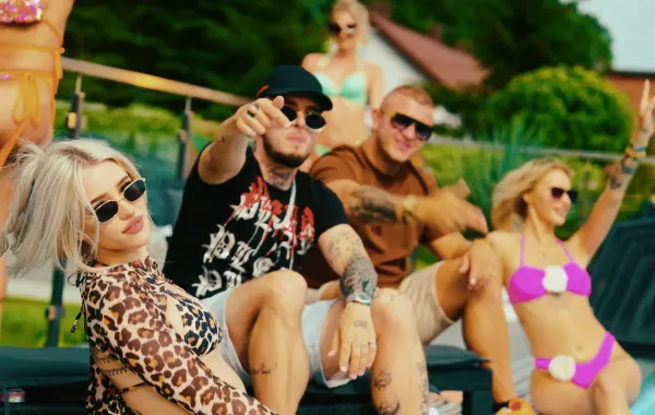 „Mini (Ej Lolita)” od Dawida Narożnego i Rizi Papi! Premiera z potencjałem na hit lata 2025

