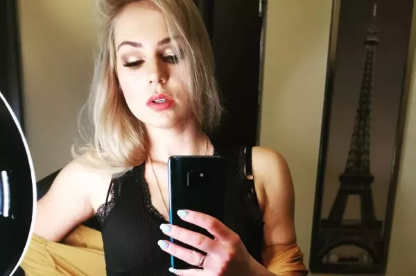 Mega gorącą sesją na śniegu gwiazdy disco polo! Ponętne stringi dodają fotografii pikanterii.