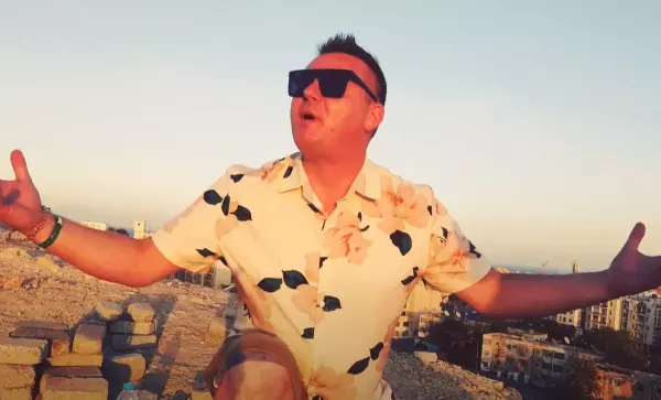 Mr Sebii zaskakuje premierą „Kochaj”. Nowość z klimatem rock polo