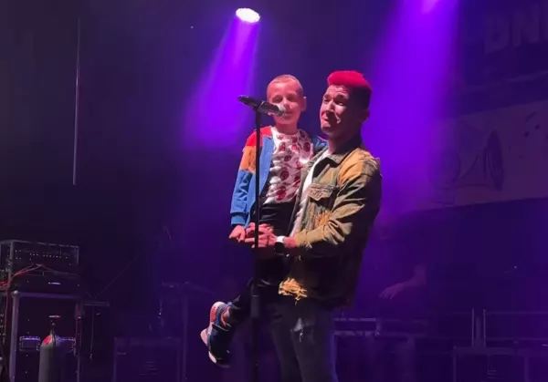 Najbardziej wzruszający występ DiscoBoys z niezwykłym małym fanem! Kamil Kossakowski i Natan na scenie | VIDEO