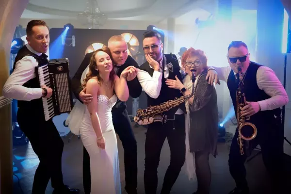 Najnowsza piosenka pt. „Biała sukienka„ od Andre rozgrzeje każdą imprezę weselną! Zobacz, kto wystąpił w teledysku! To znani aktorzy!