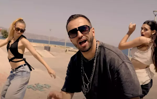„Nie mam pytań” Nowatora szturmem zdobywa YouTube – wakacyjny hit 2025 już dostępny