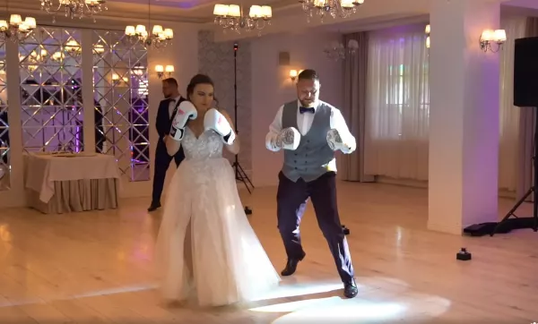 Nietypowy występ młodej pary na weselu - Walka zamiast tańca! | VIDEO