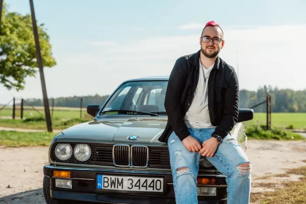 Nowa piosenka Bartii „Disco Polo” z teledyskiem o młodości bez telefonów. Zdjęcia powstały na Podlasiu