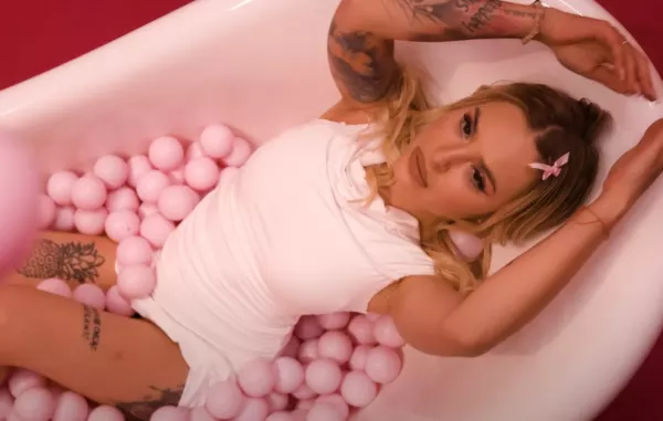 Nowa premiera Freaky Boys: „Jesteś Tego Warta” zachwyca fanów tanecznych hitów!

