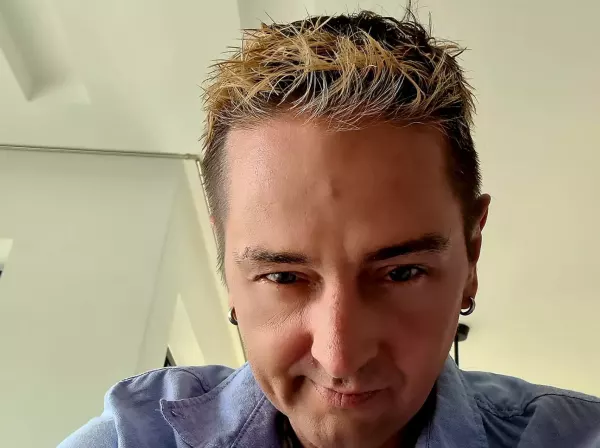 Nowa wersja przeboju zespołu Universe. Tak gwiazdor disco polo udoskonalił HIT „W taką ciszę„ ! Video podbija TikToka