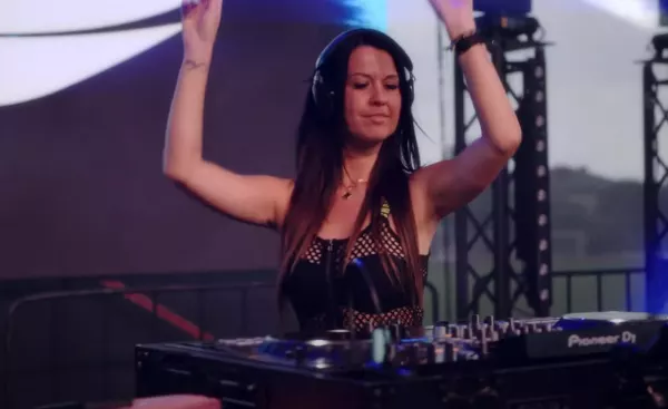 Nowa wersja utworu „Koniec (Festival Mix)” od SOFi! To strzał w dziesiątkę?! 