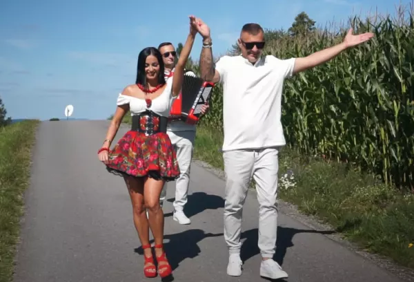 Nowość disco polo Magik Band & Romeo – „Cycata Ala” rozkręci każdą biesiadę