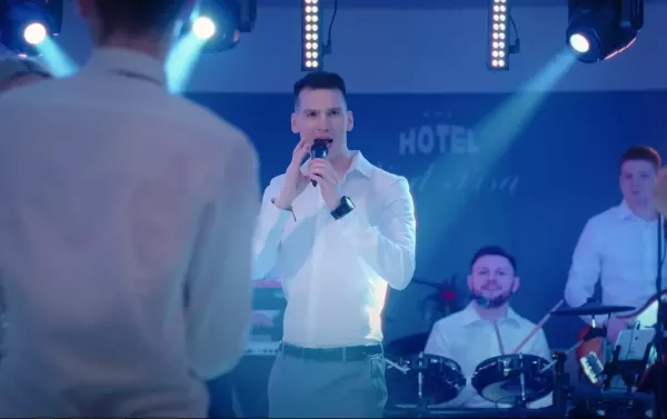 Nowy hit Bayera, „Kocha się raz„, podbija Polskę! Dowiedz się, dlaczego ten utwór disco polo stał się viralowym fenomenem