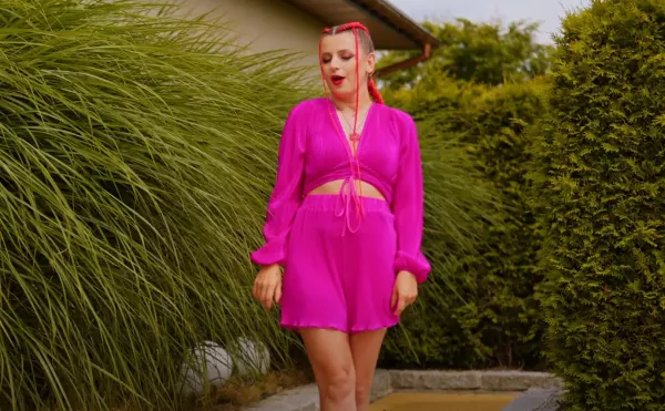 Nowy Hit Red Queen: „Italo Disco„ - Powrót do Złotych Lat Muzyki Tanecznej!