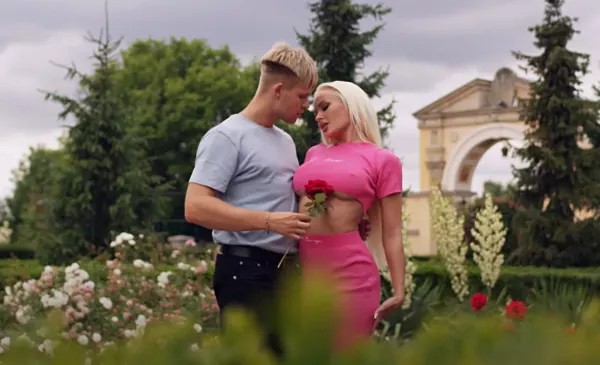 Nowy Hit Selfie: „Kochanie” Rozgrzewa Parkiety! Czy To Będzie Przebój Lata?


