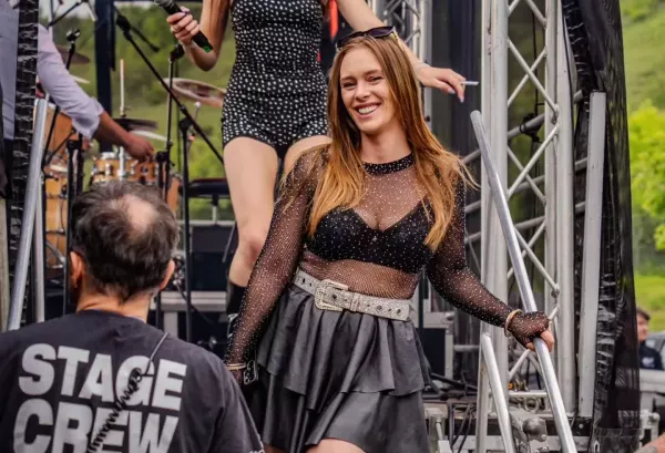 Odważniej się nie dało? Nikola Raczko z Top Girls w prześwitującej siateczce rozgrzała koncert