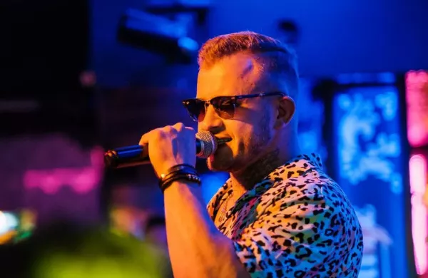 Opadną wam szczęki! Ona działa na mnie jak… Dawid Narożny i Piękni i Młodzi robią furorę! Zobaczcie to nagranie! 

