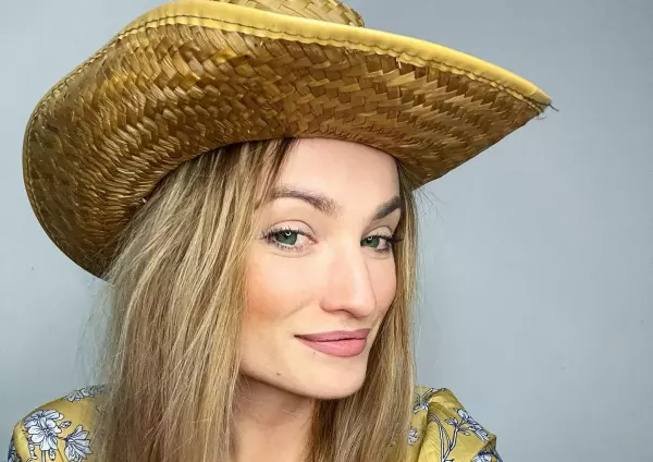 Gwiazda disco polo poczuła lato! Zwiewna koszulka bez stanika! Wokalistka z głębokim dekoltem!