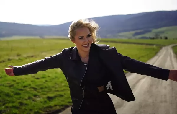 Piękna blondyna, Kordian i jego góralskie disco polo zdobywają serca - „Jeszcze raz„ bije rekordy!
