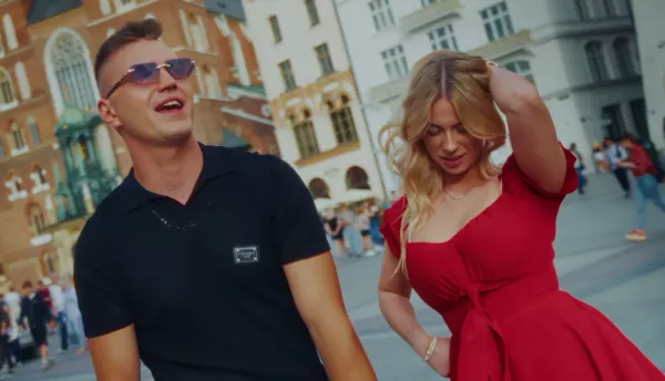 Piękna blondynka u boku Oskaro w klipie „Poszła Karolinka”! Mega nowość! To znany i lubiany biesiadny hit!