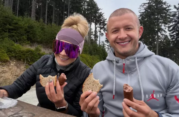 Piękni i Młodzi Dawid Narożny poza sceną! Wokalista wyznał, co smakuje mu najbardziej z ukochaną Asią