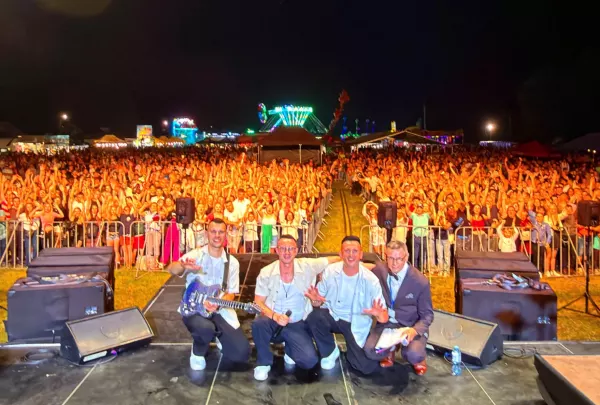 Playboys zagrali na Wakacjonaliach w Jeżowem. Kilka tysięcy osób pod sceną i mocne słowa organizatorów