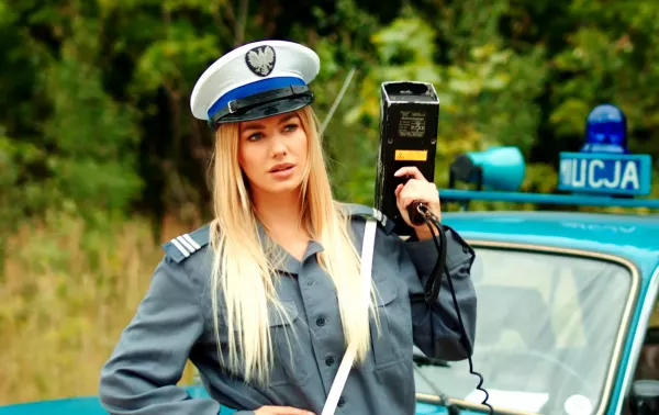 Policja na planie teledysku disco polo?! Funkcjonariuszka zatrzymała mechanika! 