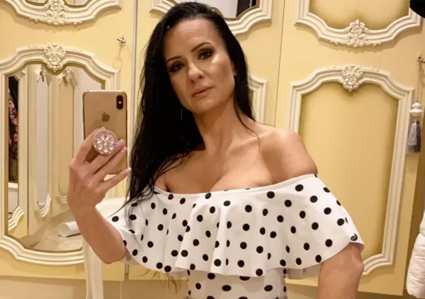 Niezwykła sytuacja! Półnaga wokalistka disco polo promuje swoją nowość Fani „Rozpala Pani wszystkie zmysły„ 