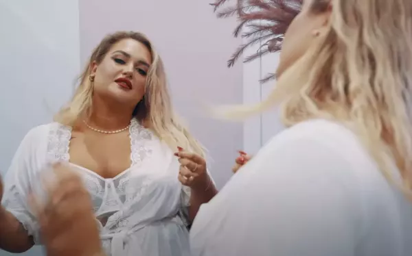 Popularni wokaliści disco nagrali utwór z dedykacją dla kobiet XXL! „Wreszcie ktoś nas docenił„ - komentują fanki! 