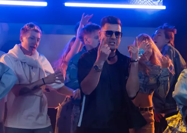 Power Play zaskakuje fanów! Premiera teledysku do ”Daj buziaka” już 8 maja! Zobacz przedpremierę! 