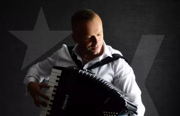 Prawdziwa gratka dla fanów disco polo! Na sklepowe półki trafił świeżutki krążek weselnych przebojów! 