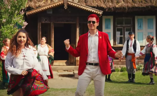 Premiera ”Grajcie chłopcy”! DISCOPRINCE łączy disco polo z folklorem i podbija świat muzyki