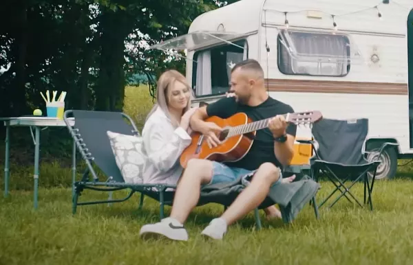 Połączyli reggae z disco polo! Jak wyszło? SOLEO & Singers w premierze Wystarczy, że patrzysz mi w oczy! Ta nowość skradnie serca Polaków?!

